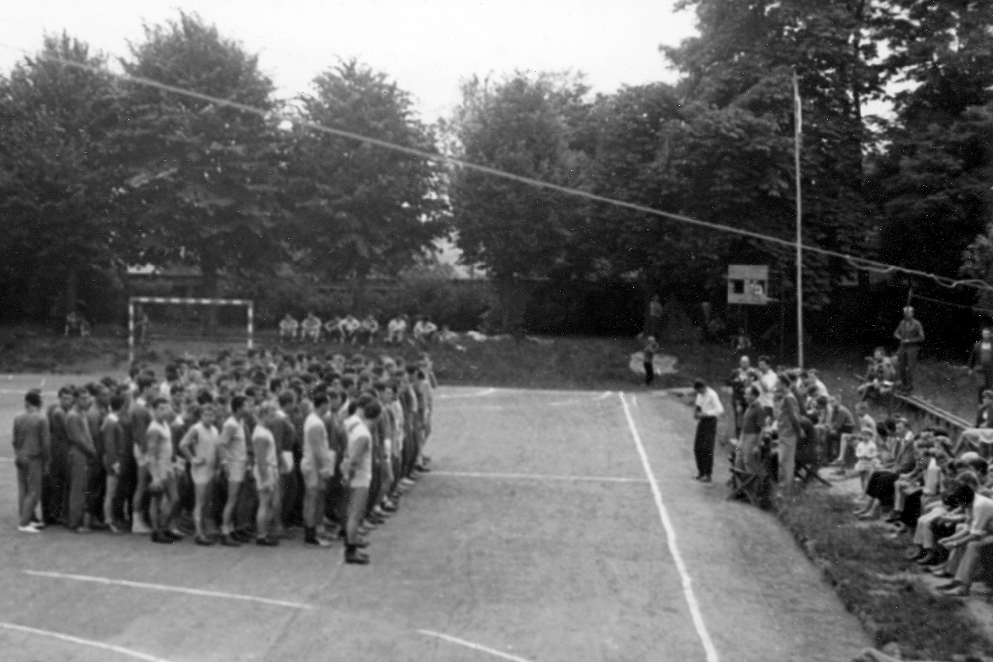Nástup družstev při vyhlášení výsledků turnaje o pohár Máchova kraje.

