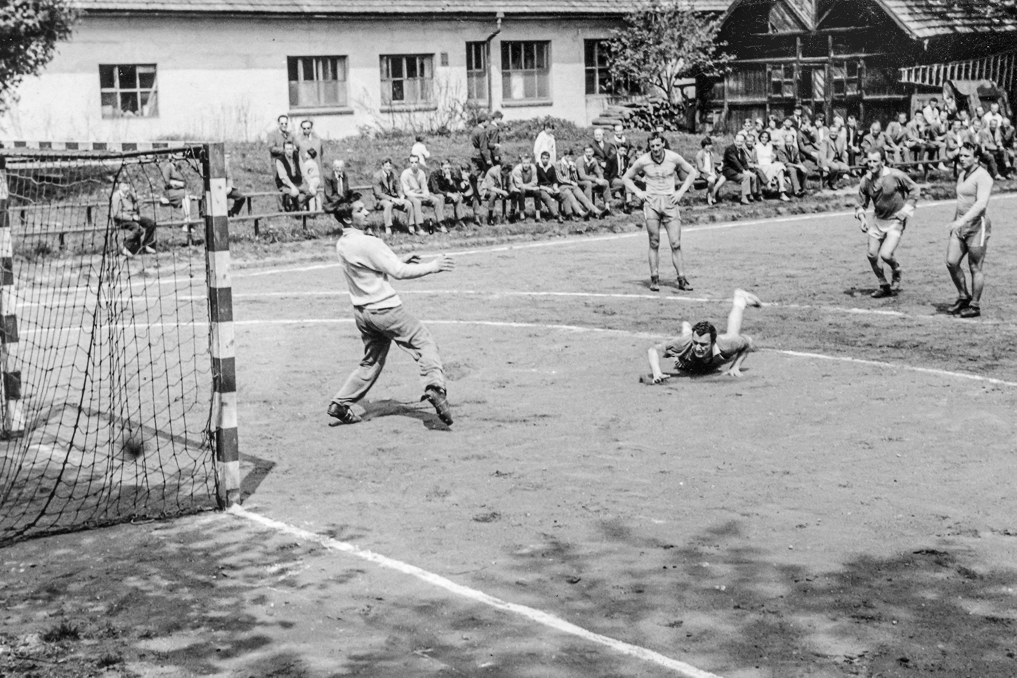 Utkání družstva mužů, Antoš při střelbě na soupeřovu branku, přihlíží Musil (v tmavém dresu).