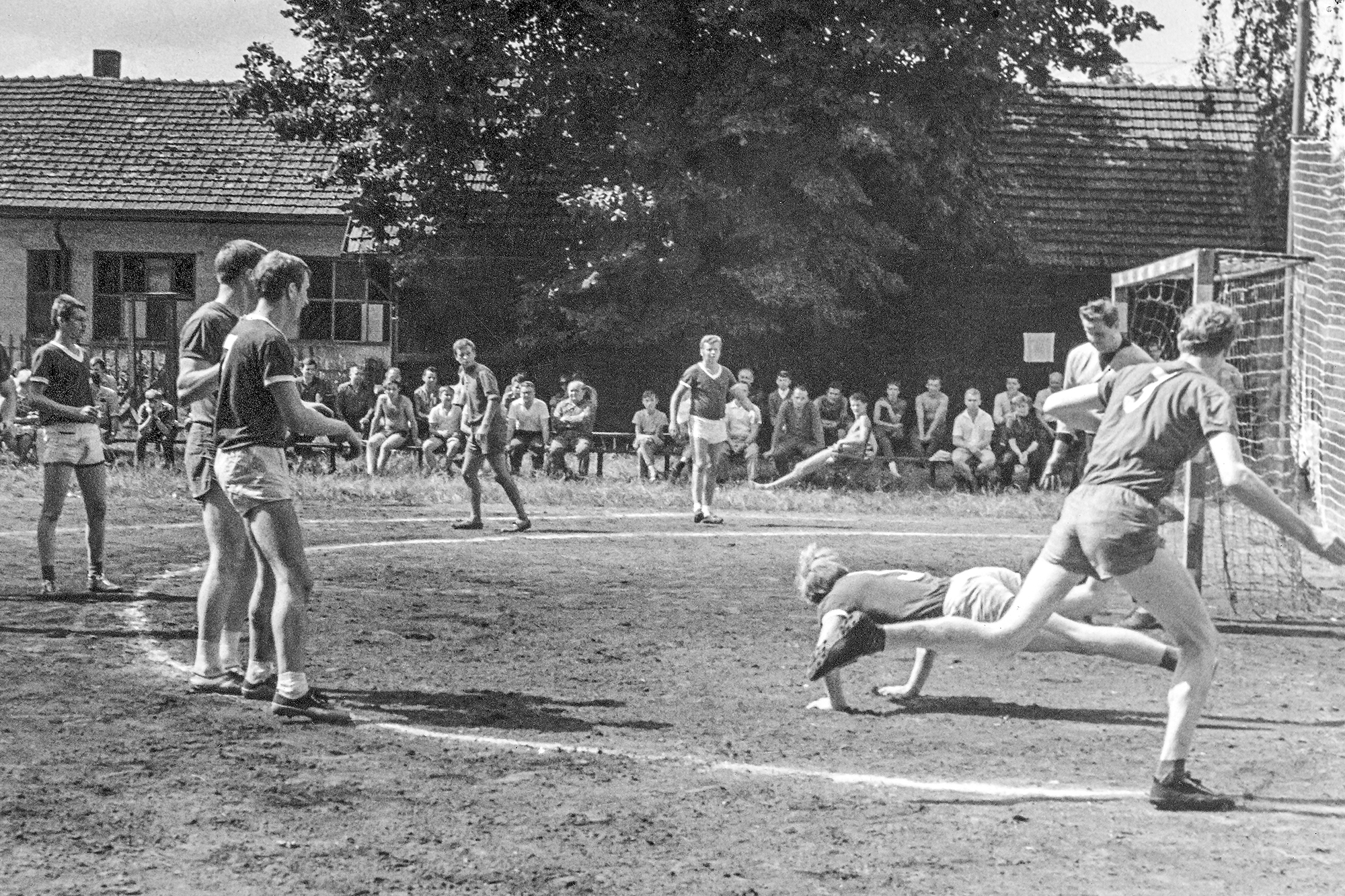 Šanda při střelbě během utkání turnaje o Pohár Máchova kraje.
Přihlíží Dušek, v pozadí Ragin.