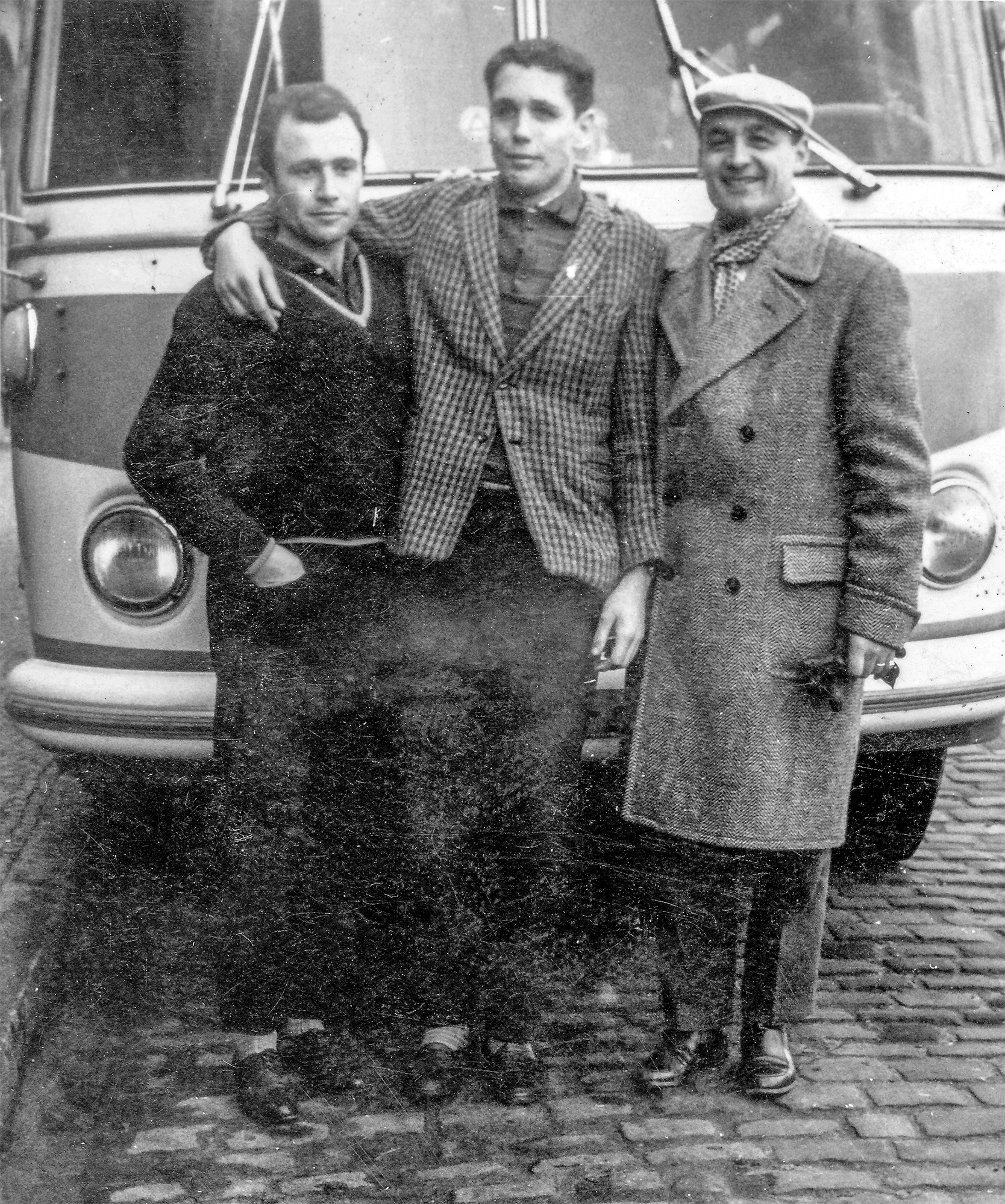 Haupt, ? a Kampler před legendárním autobusem Škoda 706 RTO