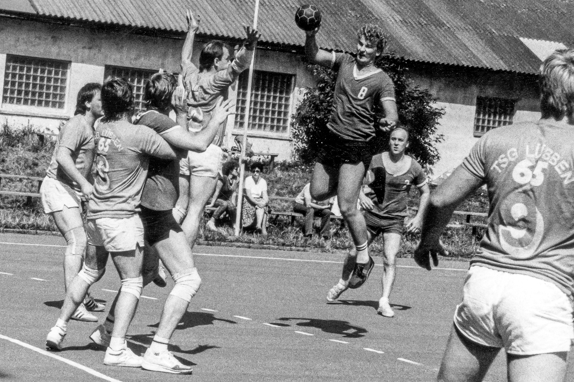 Přátelské utkání družstva mužů Bělá - TSG Lubben.

Ve výskoku Svoboda, za ním Štěpánek, v pivotu Peška.