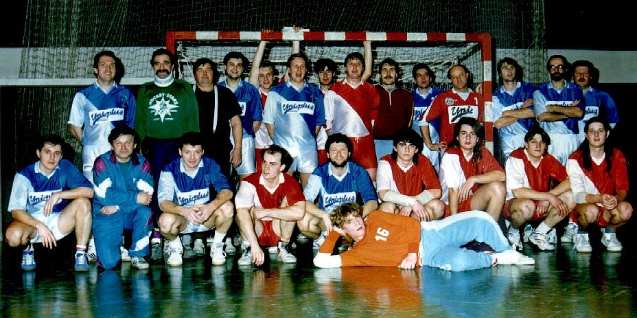 Družstva mužů AŠ Mladá Boleslav a Sokol Bělá na turnaji Jana Železného
V červených "monaco" dresech stojí:Netrval, Stach P., Peška, Šindelář
klečící...