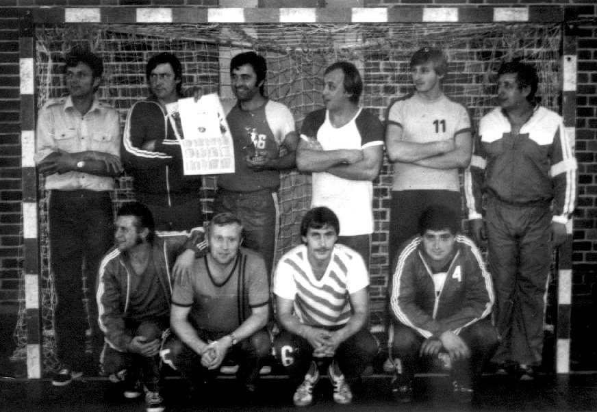 Družstvo mužů na turnaji (kde?) v roce cca 1982.
Horní řada: Toman, Křížek, Stach, Štěpánek, Peška, Netrval
Dolní řada: Hrib, Šanda, Šindelář, Zajac