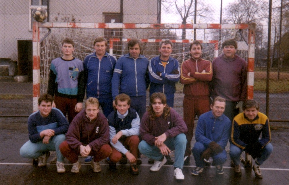 Tradiční fotbálek. Horní řada Musil. Peška, Stach Pavel,Toman, Šindelář, Křížek.
Spodní řada Disman, Netrval, Týsl, Stach Petr, Urban Karel a Urban J...